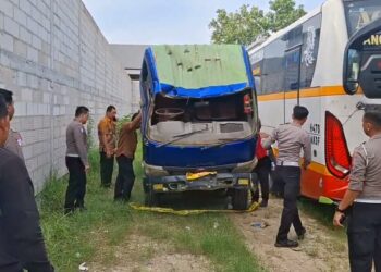 Truk Tangki Solar Terguling Penuh Kejanggalan, Polisi Ambil Sampel untuk Uji Laboratorium
