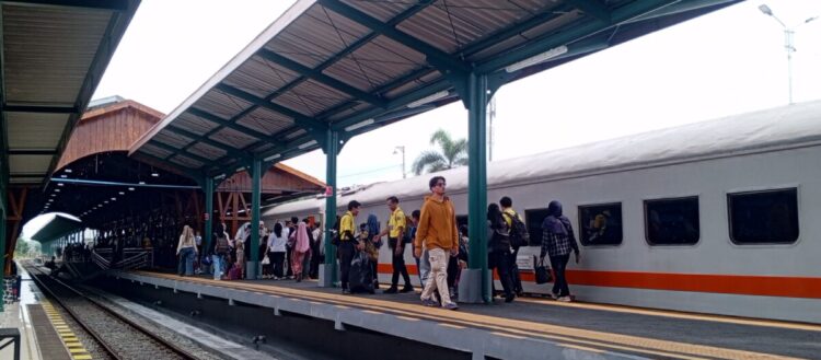 KAI Daop 7 Madiun Layani 13.210 Penumpang pada Hari Pertama Angkutan Nataru 2025/2026