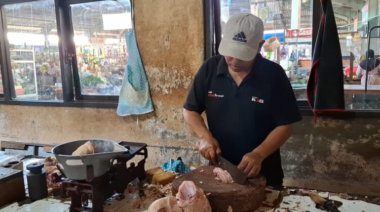 Jelang Nataru, Harga Ayam Naik Akibat Stok Menipis