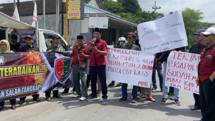 Puluhan Demonstran Geruduk Polres Blitar Buntut Kasus Salah Tangkap