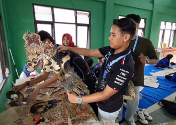 Mahasiswa UTP Malaysia Kenali Batik Dermo dan Wayang Kulit di Kota Kediri