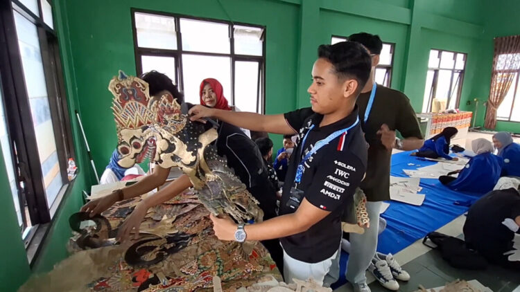Mahasiswa UTP Malaysia Kenali Batik Dermo dan Wayang Kulit di Kota Kediri