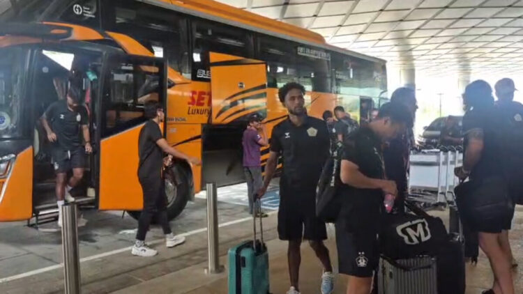 Bertolak ke Tanggerang Lewat Bandara Dhoho Persik Siap Hadapi Persita
