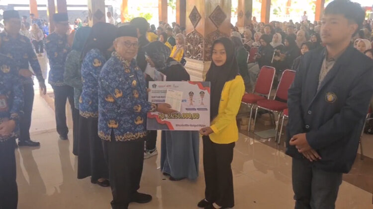 Pemkab Blitar Kucurkan Beasiswa untuk 1.706 Mahasiswa Berprestasi dan Kurang Mampu