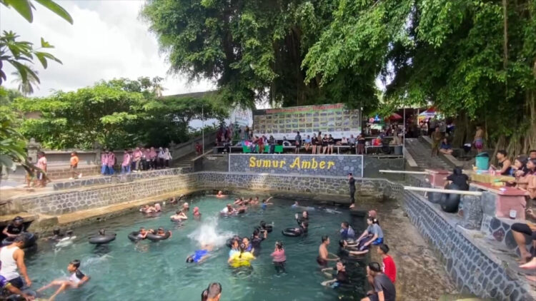 Libur Akhir Tahun, Masyarakat Banjiri Wisata Air Sumber Amber