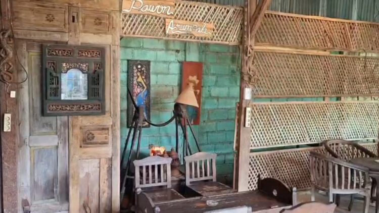 Warung Jadul Ala Jawa Kuno Jadi Trend Anak Muda