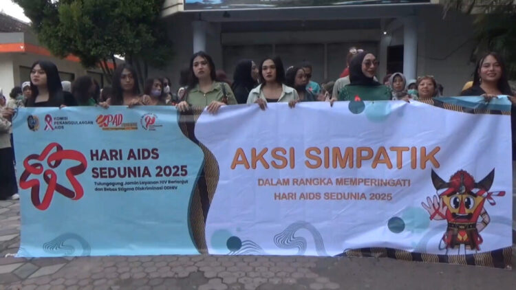 Peringatan Hari AIDS Sedunia Ratusan Aktivis Bagi-Bagi Bunga Mawar