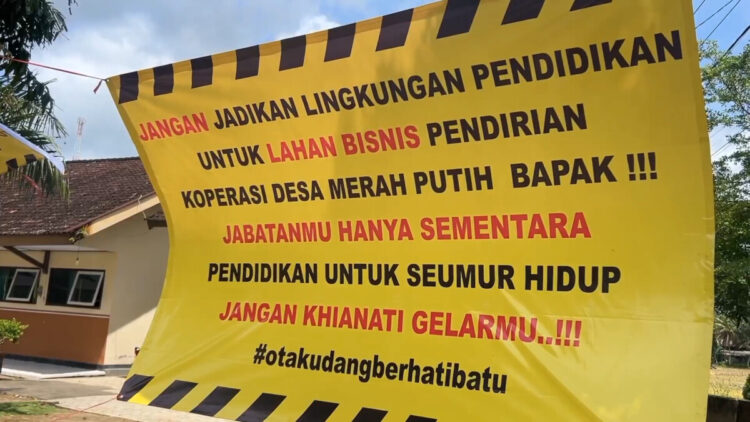 Banner Penolakan KDMP di SDN 1 Karangrejo, DISKOMINDAG Trenggalek Buka Suara