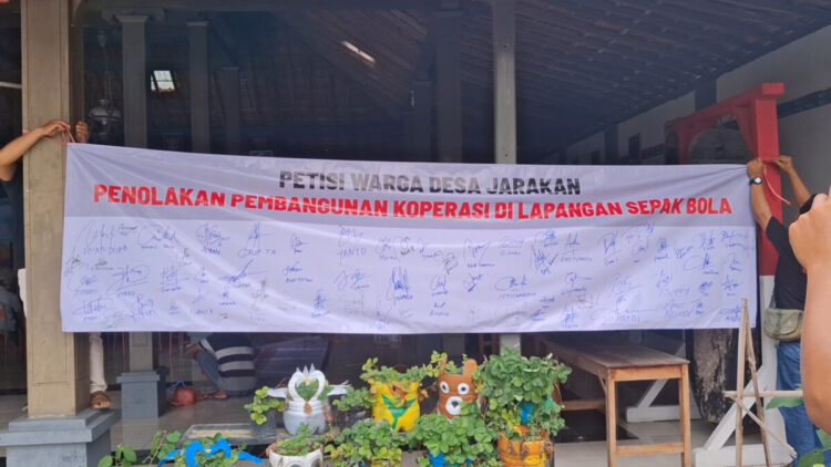 Warga Desa Jarakan Tolak Rencana Pembangunan Gedung KMP di Lapangan Desa