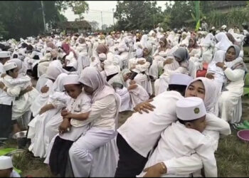 Isak Tangis Pecah, Ratusan Siswa di Kediri Sungkem dan Basuh Kaki Orang Tua