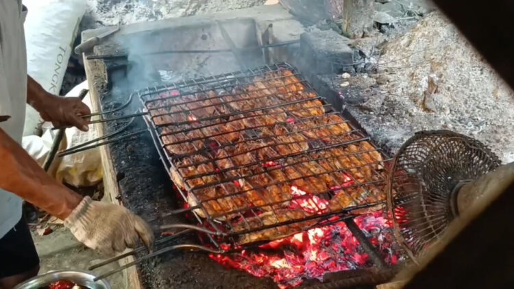 Berburu Kuliner Laut di Pantai Serang