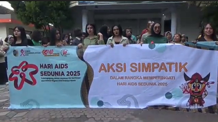 Peringati Hari AIDS Sedunia, Aktivis di Tulungagung Bagikan Bunga Mawar
