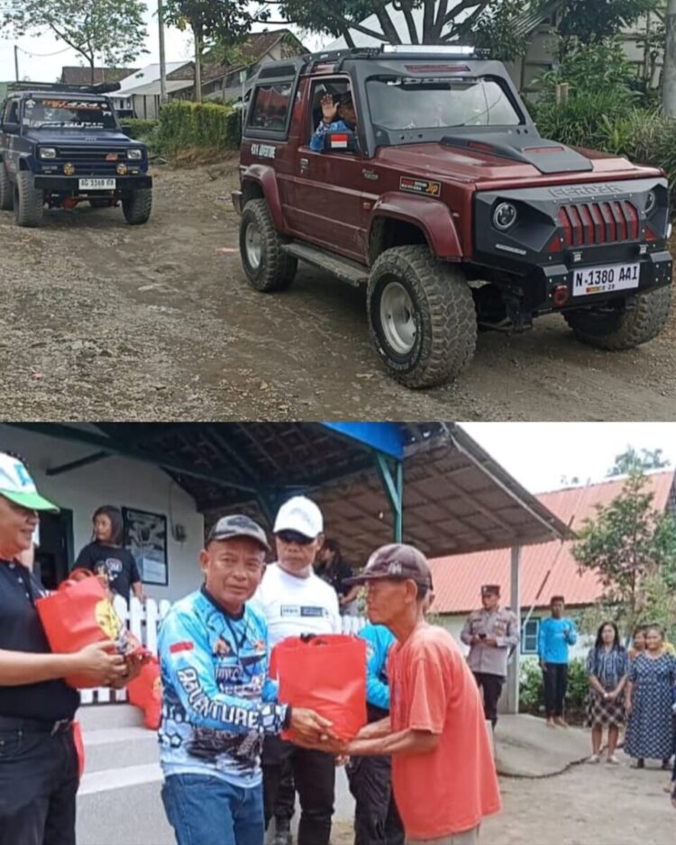 Aksi Peduli Sosial Bagi Paket Sembako Komunitas Jeep Barat Blitar di Kampung Lereng Kelud Kampung Kalikuning Penataran Kabupaten Blitar