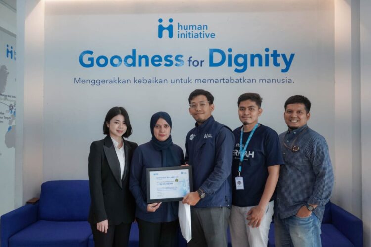 Persik Kediri dan Athletes For Good Serahkan Hasil Lelang Jersey untuk Korban Banjir di Sumatera