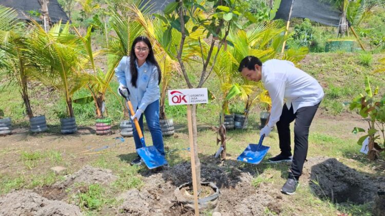 OJK Kediri Serahkan Ratusan Bibit Pohon di TPA Winongo Madiun