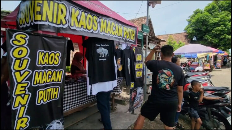 Patung Macan Putih Viral, UMKM Balongjeruk Raup Berkah