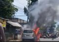 Diduga Konsleting, Sebuah Mobil Minibus Milik Ayah Seorang Youtuber Tulungagung Ludes Terbakar di Jalan