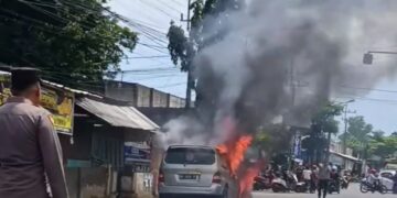 Diduga Konsleting, Sebuah Mobil Minibus Milik Ayah Seorang Youtuber Tulungagung Ludes Terbakar di Jalan