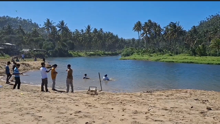 Isi Liburan Natal Dan Tahun Baru, Ribuan Wisatawan Padati Pantai Dlodo Tulungagung
