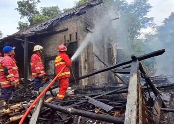 Dua Kebakaran Terjadi di Tulungagung, Menghanguskan Rumah dan Pabrik Makanan Ringan