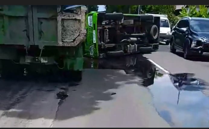 Hendak Liburan Kepantai Sine, Minibus Rombongan Santri Dari Kediri Terguling di Tulungagung