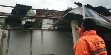 Angin Puting Beliung Terjang Pemukiman Warga Tulungagung, Sebuah Kandang Kambing Roboh.