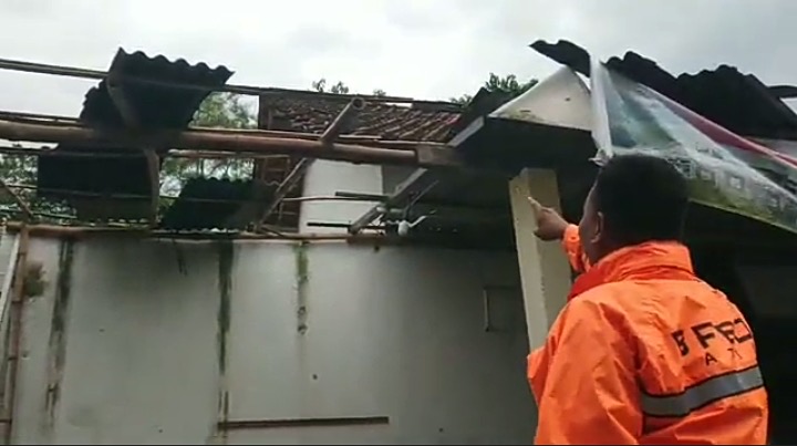 Angin Puting Beliung Terjang Pemukiman Warga Tulungagung, Sebuah Kandang Kambing Roboh.