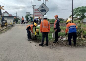 Tingkatkan Keselamatan Jelang Lebaran 2026, KAI Daop 7 Madiun Lakukan Normalisasi Jalur di Tulungagung