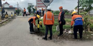 Tingkatkan Keselamatan Jelang Lebaran 2026, KAI Daop 7 Madiun Lakukan Normalisasi Jalur di Tulungagung