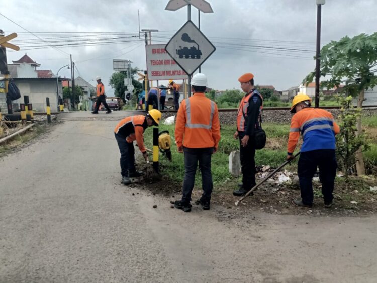 Tingkatkan Keselamatan Jelang Lebaran 2026, KAI Daop 7 Madiun Lakukan Normalisasi Jalur di Tulungagung