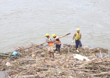 Jaga Kelestarian Cagar Budaya dan Sukseskan Gerakan Nasional Indonesia Asri, Pemkot Kediri Bersihkan Sampah di Kaki Jembatan Lama
