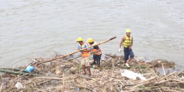 Jaga Kelestarian Cagar Budaya dan Sukseskan Gerakan Nasional Indonesia Asri, Pemkot Kediri Bersihkan Sampah di Kaki Jembatan Lama