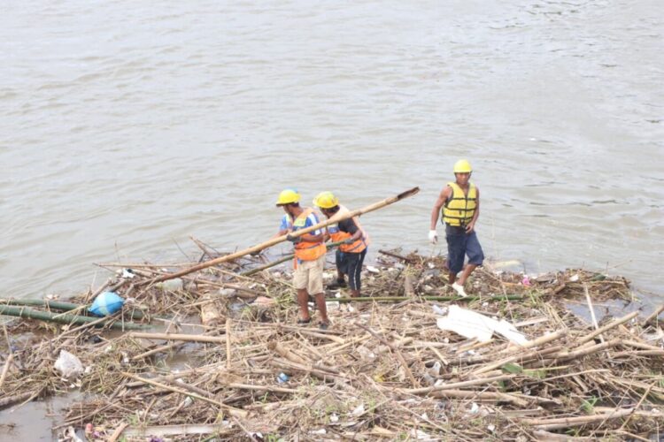 Jaga Kelestarian Cagar Budaya dan Sukseskan Gerakan Nasional Indonesia Asri, Pemkot Kediri Bersihkan Sampah di Kaki Jembatan Lama