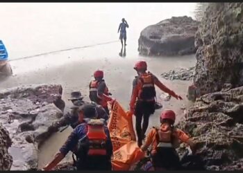 Dua Hari Pencarian, Wisatawan Tenggelam Ditemukan Tewas di Pantai Sine