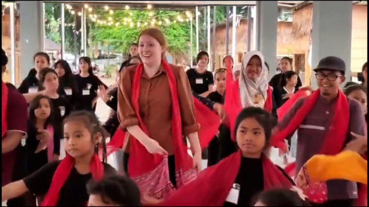 Pesona Tari Tradisional Kediri Pikat Mahasiswi Amerika, Ava Atkinson: Sangat Menakjubkan!