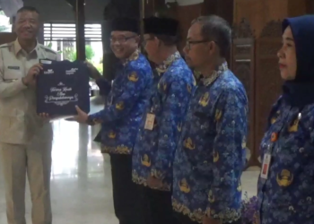 Pemkab Tulungagung Serahkan SK Pensiun untuk 83 ASN