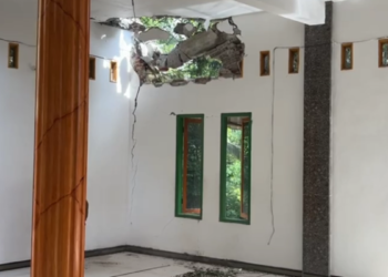 Pohon Beringin Tua Roboh, Timpa Masjid Di Trenggalek