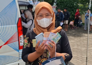 Warga Kediri Antre Panjang Demi Tukar Uang Pecahan Baru Jelang Lebaran