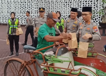 Polres Trenggalek Berbagi Ratusan Takjil, Pererat Sinergi dengan Pemuda dan Mahasiswa
