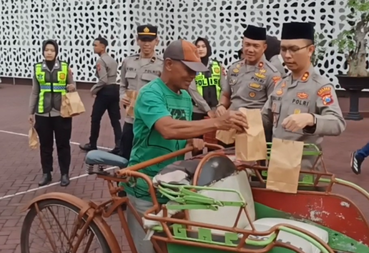 Polres Trenggalek Berbagi Ratusan Takjil, Pererat Sinergi dengan Pemuda dan Mahasiswa