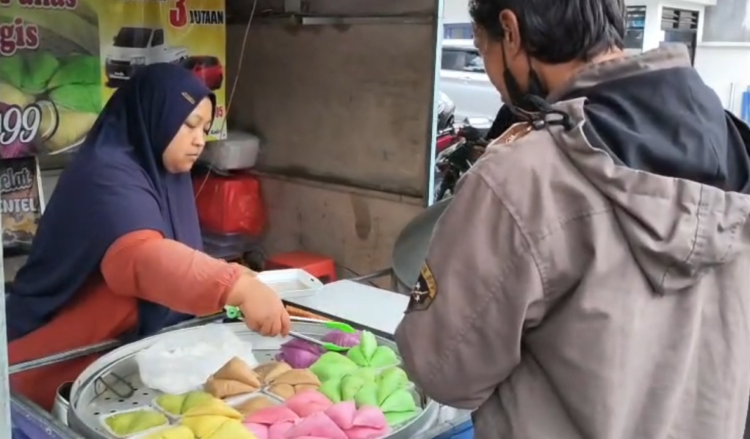 Ramadan Berkah, Kue Apang Bugis Laris Manis di Pare