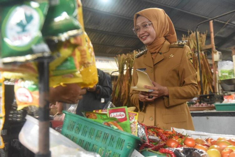 Mbak Wali Turun Langsung Tinjau Pasar, Pastikan Harga dan Ketersediaan Bahan Pokok Aman Jelang Imlek dan Ramadhan