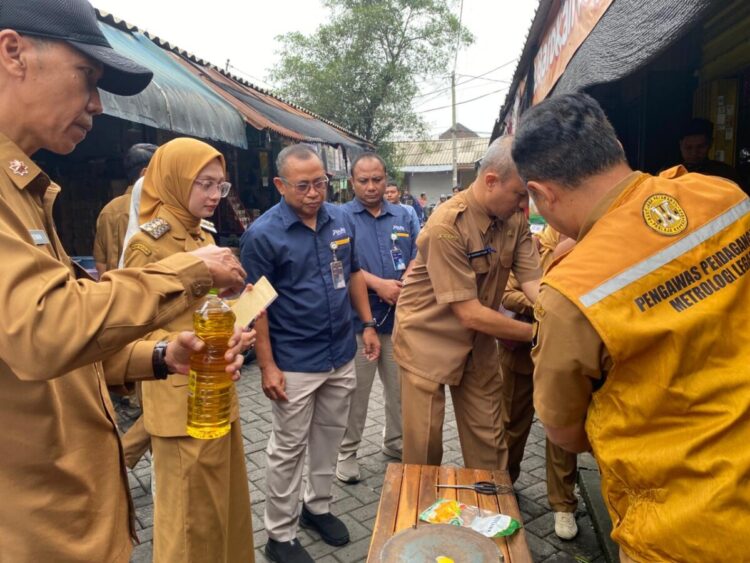 Kunjungi Pasar Tradisional, Walikota dan Bulog Kediri Pastikan Ketersediaan dan Harga Bahan Pokok Aman