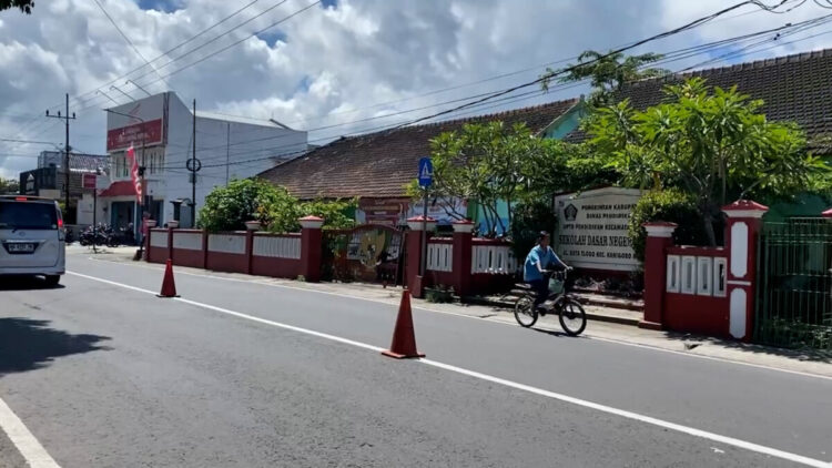 Pakai Lahan Sekolah, Pembangunan Gerai Koperasi Desa Merah Putih di Kanigoro Menuai Polemik