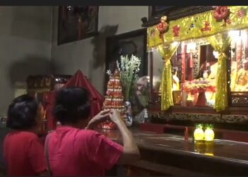 Ritual Ganti Baju Rupang Dewa Di Klenteng Tjoe Tik Kiong Tulungagung