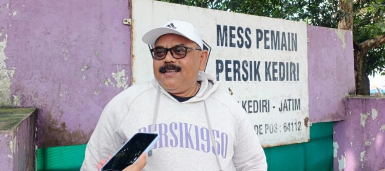 Ketua panpel persik kediri Widodo Hunter saat berada di mess persik (Foto : Beny Kurniawan)