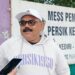 Ketua panpel persik kediri Widodo Hunter saat berada di mess persik (Foto : Beny Kurniawan)