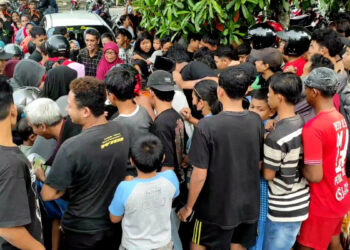 Warga Berebut Takjil di Kawasan SLG hingga Ricuh