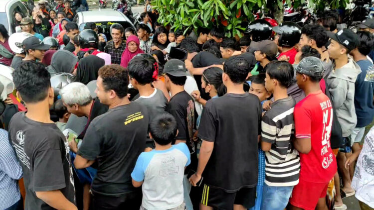 Warga Berebut Takjil di Kawasan SLG hingga Ricuh