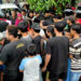 Warga Berebut Takjil di Kawasan SLG hingga Ricuh